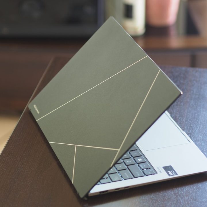 Asus Zenbook S 13 OLED 2024 rear view showing lid and pattern.