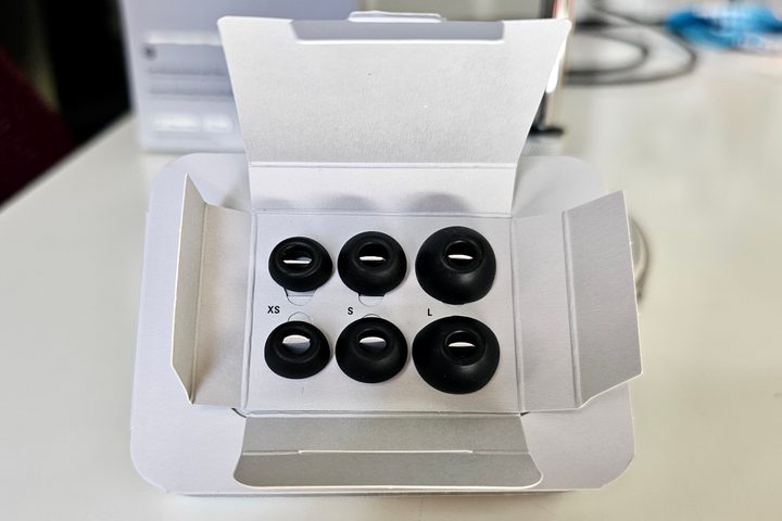 Beats Solo Buds included eartips.
