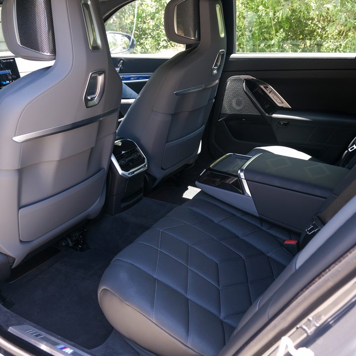 Rear seats of the BMW i7 eDrive50.