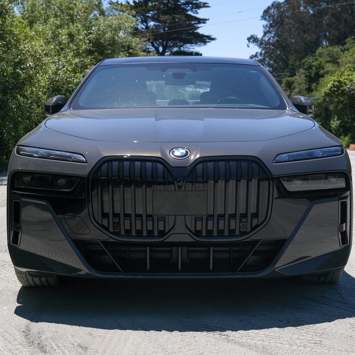 Front of the BMW i7 eDrive 50.