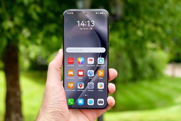 A person holding the Huawei Pura 70 Ultra, showing the screen.