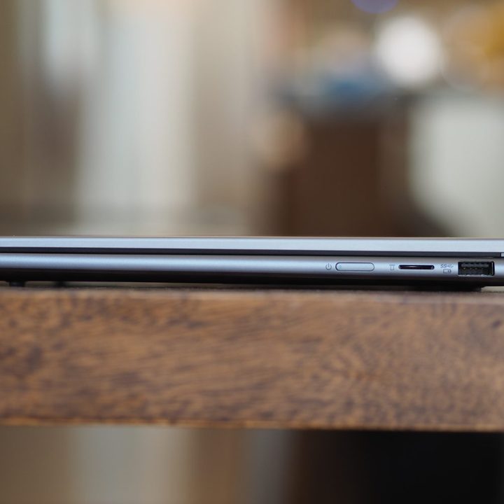 Lenovo Yoga 7 14 Gen 9 right side view showing ports.