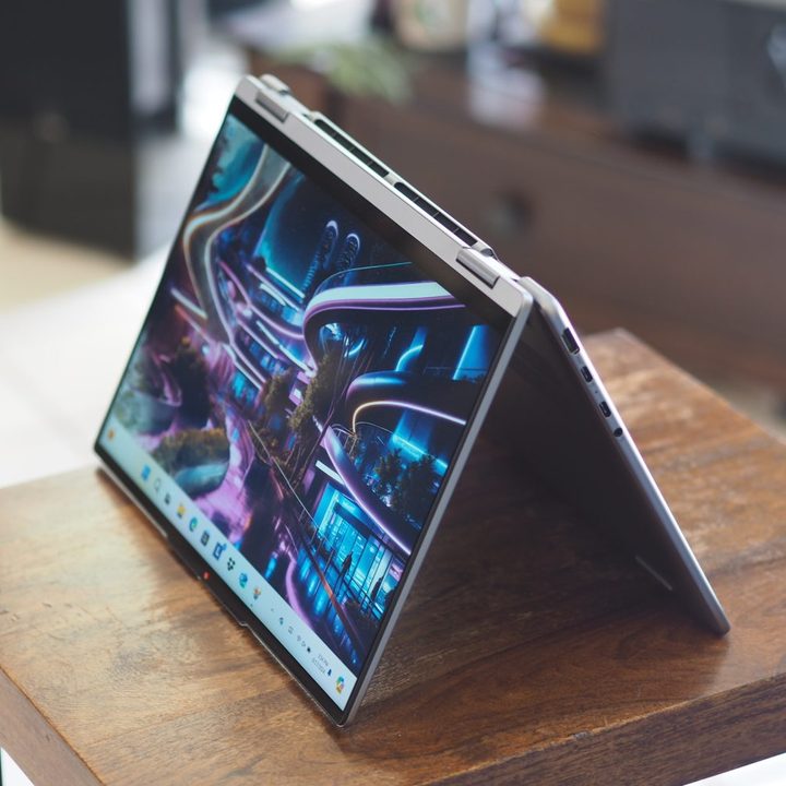 Lenovo Yoga 7 14 Gen 9 tent mode showing display and hinge.