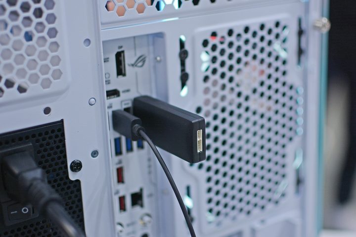 A wireless adapter for Lian Li's RGB peripherals.