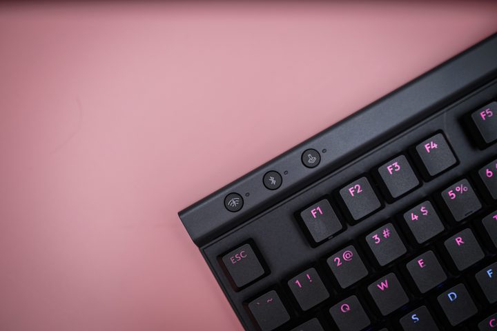 Connection buttons on the Logitech G515.