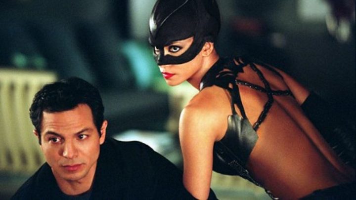 Benjamin Bratt and Halle Berry as Tom and Catwoman side by side looking in the same direction in the 2004 film Catwoman.