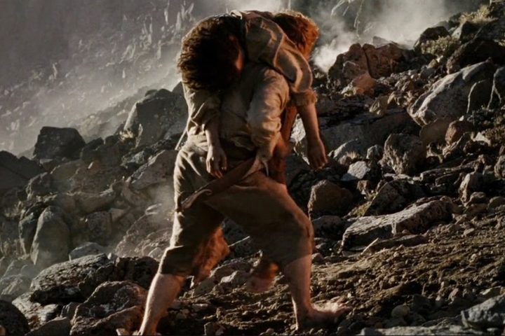 Samwise Gamgee carrying Frodo Baggins in The Lord of the Rings The Return of the King (2003)