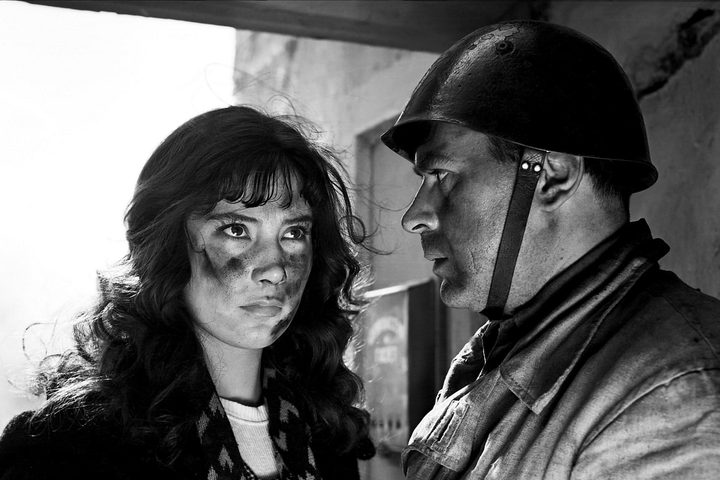 Tatyana Samoylova and a soldier in The Cranes Are Flying (1957)