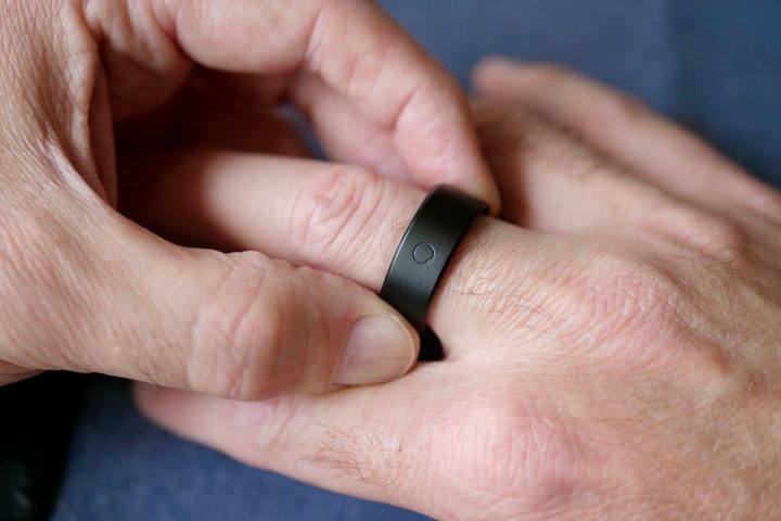 A person wearing the Circular Ring Slim smart ring.