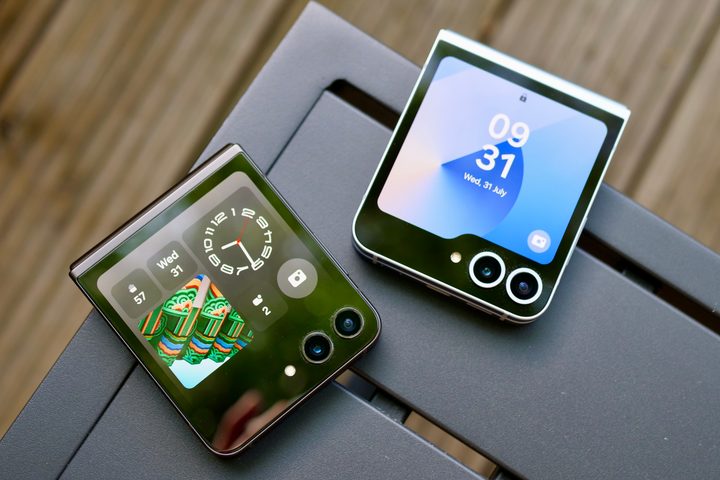 The Samsung Galaxy Z Flip 5 and Galaxy Z Flip 6's closed screens.