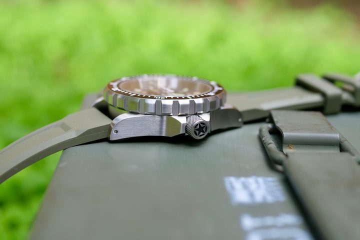 The Marathon 41mm Jeep Rubicon GSAR's crown.