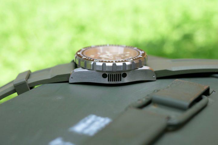 The side of the Marathon 41mm Jeep Rubicon GSAR's case.