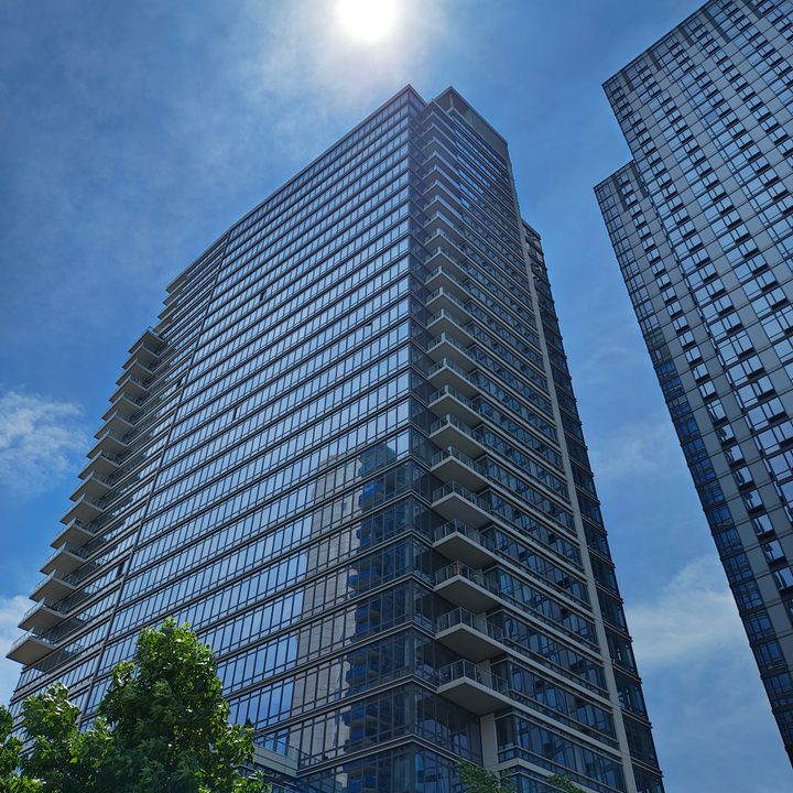 A photo of a skyscrape in Brooklyn, taken with the Motorola Razr Plus 2024.
