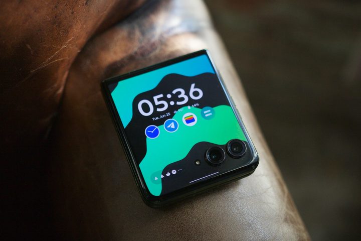 The cover screen on the Motorola Razr Plus 2024.