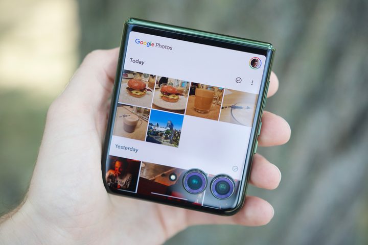 Google Photos running on the Motorola Razr Plus 2024 cover screen.