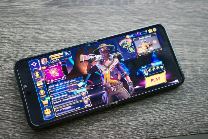 Star Wars Hunters running on the Motorola Razr Plus 2024.