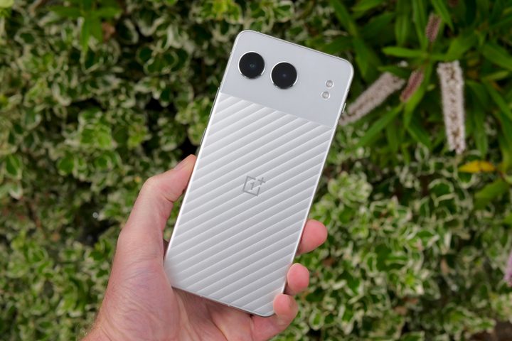 A person holding the OnePlus Nord 4.