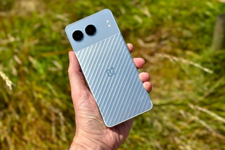 A person holding the OnePlus Nord 4.