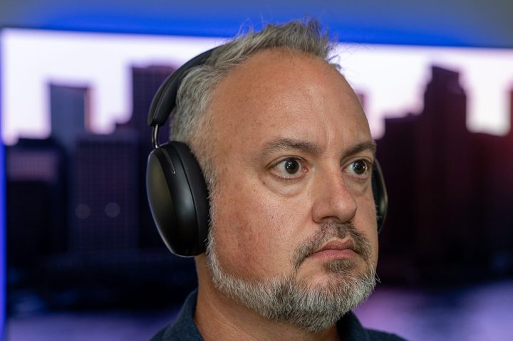 Phil Nickinson wearing the Sonos Ace headphones.