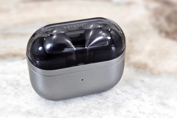 Samsung Galaxy Buds 3 Pro, in case with lid closed.