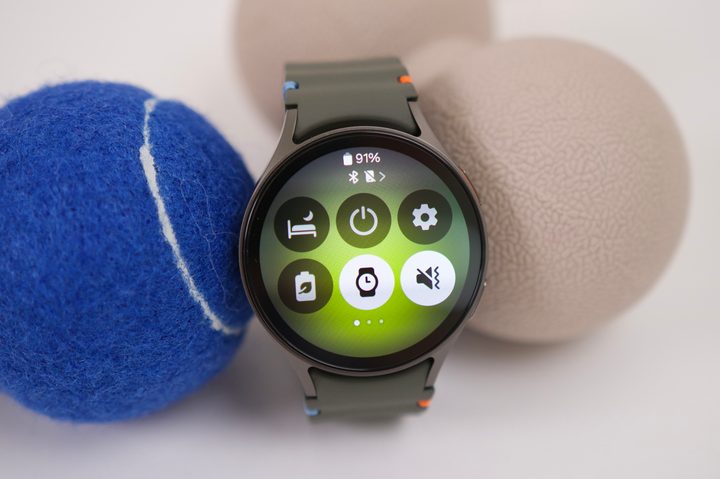 The display turned on on the Galaxy Watch 7.