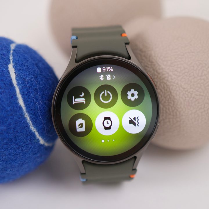 The display turned on on the Galaxy Watch 7.
