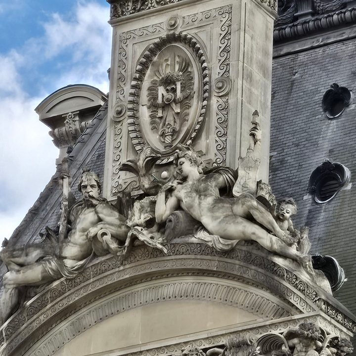 A photo of a building in Paris, France, taken with the Samsung