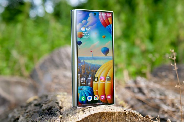 The Samsung Galaxy Z Fold 6's cover screen.