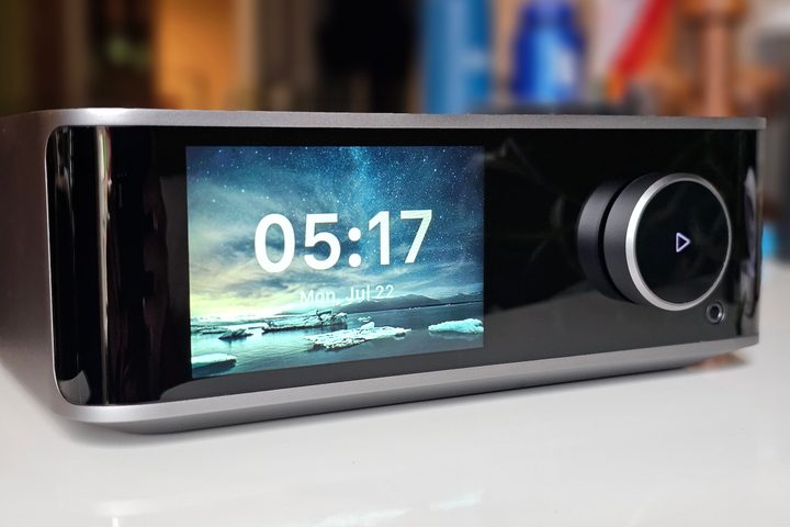Wiim Ultra showing clock screen.