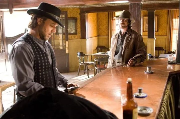 Two gunslingers meet in a bar in 3:10 to Yuma.