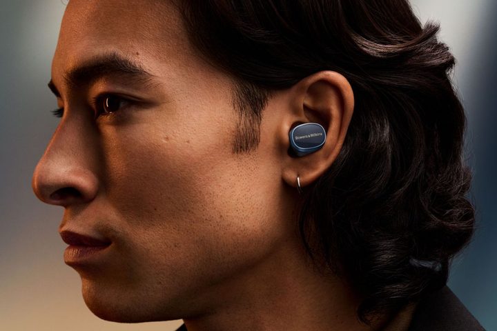 Man wearing Bowers & Wilkins Pi8.