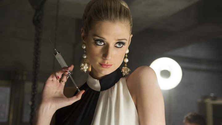 Elizabeth Debicki as Victoria Vinciguerra holding a needle and looking ahead in The Man From UNCLE.