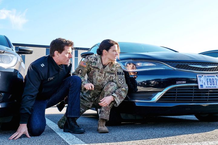 Tom Cruise and Cobie Smulders in Jack Reacher: Never Go Back.