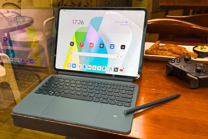 OnePlus Pad 2 with keyboard and Stylus.