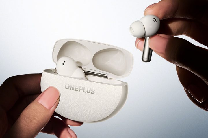 OnePlus Buds Pro 3.