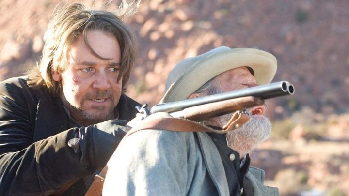 Russell Crowe as Ben Wade holding a man hostage in 2007's 3:10 to Yuma.