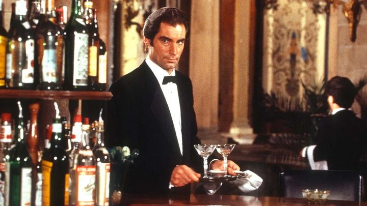 Timothy Dalton holds a drink in Licence to Kill.