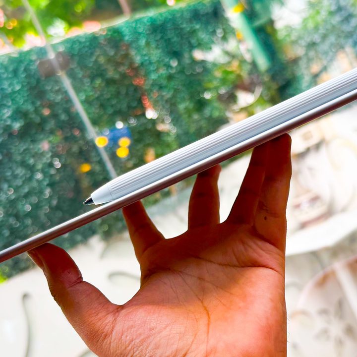 Thickness of Onyx BOOX Go 10.3 tablet.