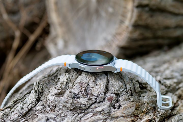 The side of the Samsung Galaxy Watch 7.