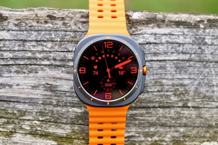 The Night mode watch face on the Samsung Galaxy Watch Ultra.