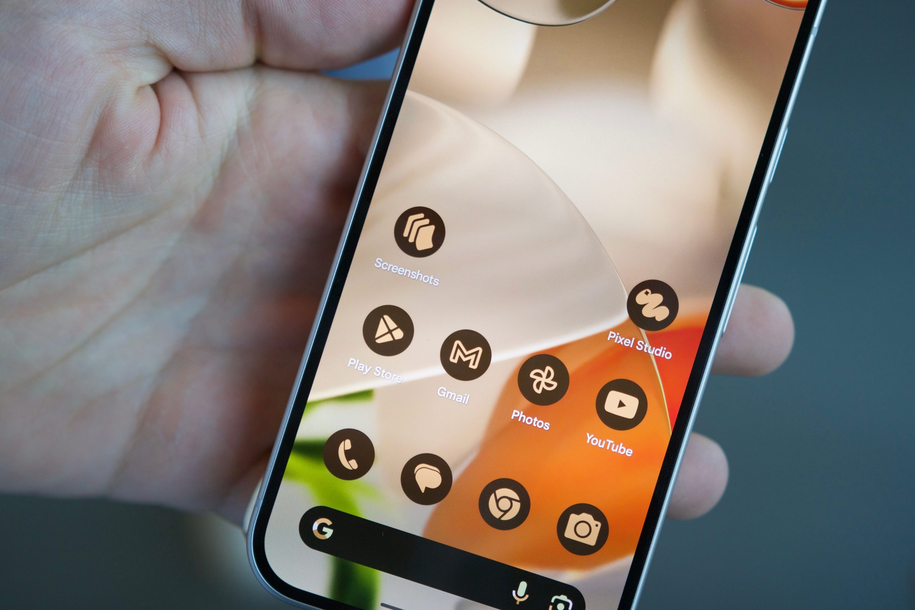 The Pixel Screenshots app icon on a Google Pixel 9.