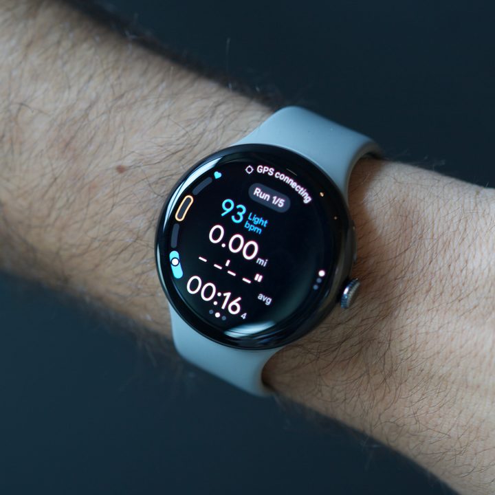 A demonstration of the new running features for the Google Pixel Watch 3 in the Fitbit app.