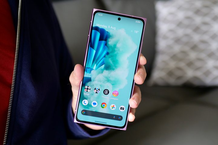 A person holding the HMD Skyline showing the screen.