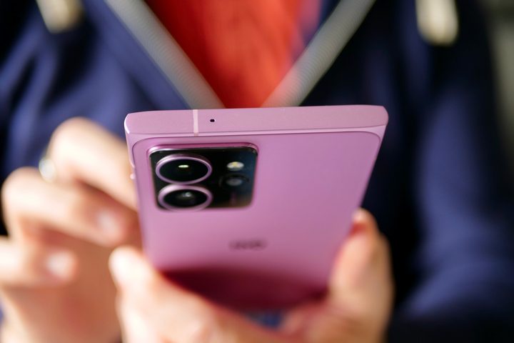 A person using the HMD Skyline.