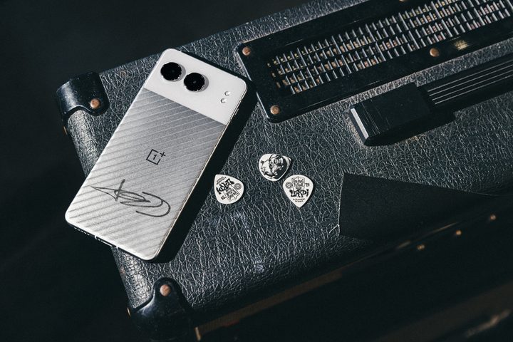 The OnePlus Nord 4 on top of an amplifier.