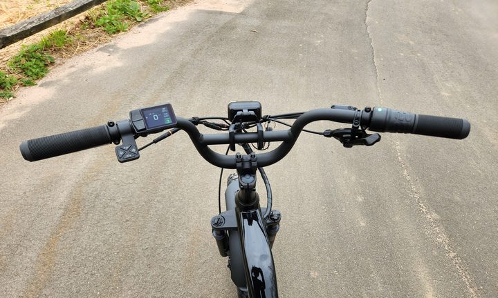 The Pedego Cargo's unclutter handlebars simplify riding.