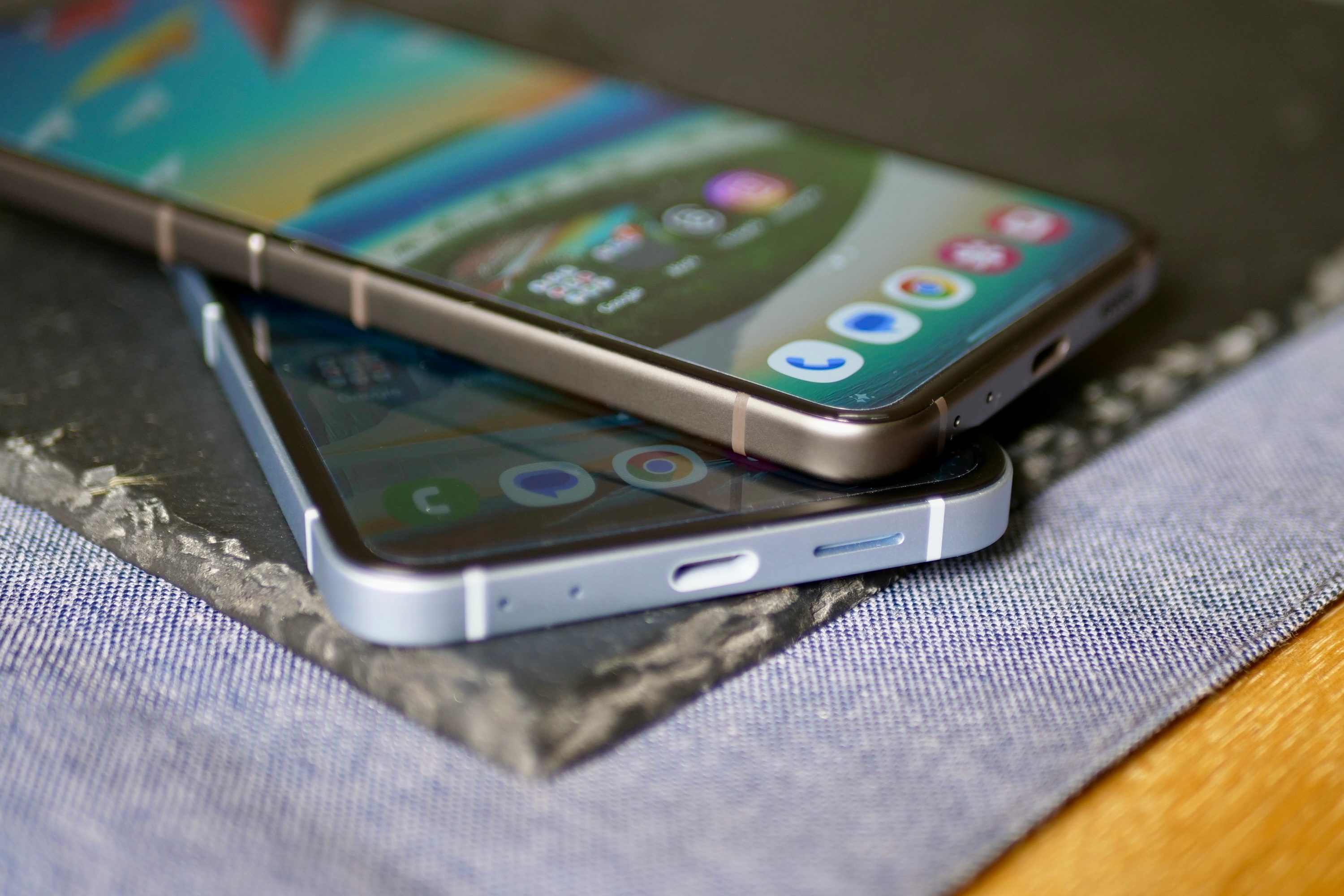The corners of the Samsung Galaxy Z Flip 6 and Samsung Galaxy Z Flip 5.