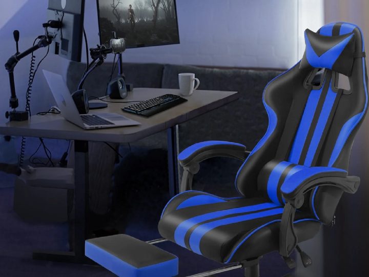 The Ferghana gaming chair in front of the PC.
