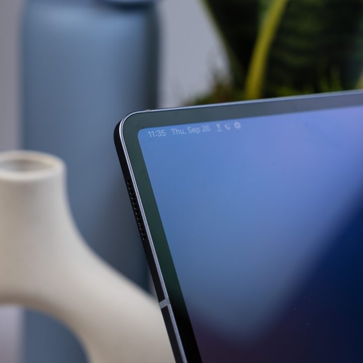 The edge of the Galaxy Tab S10 Ultra display showing uniform bezels