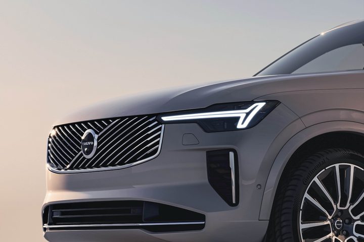 2025 Volvo XC90 front end.